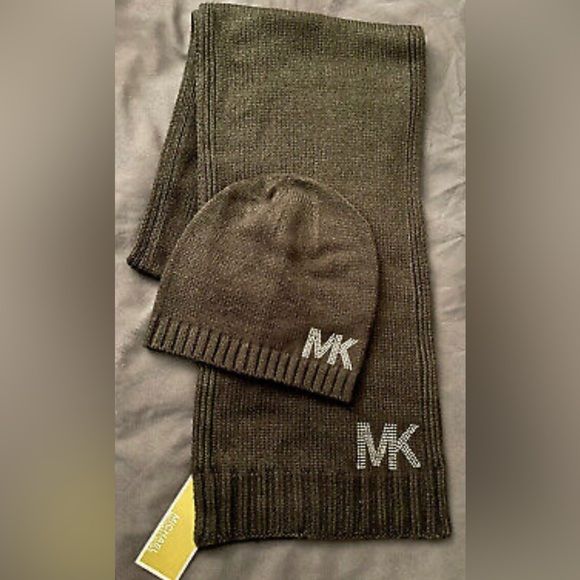 MICHAEL KORS 2 Pc Gift Set Knit Scarf & Hat /Beanie Black Silver Logo AUTHENTIC - Picture 4 of 6